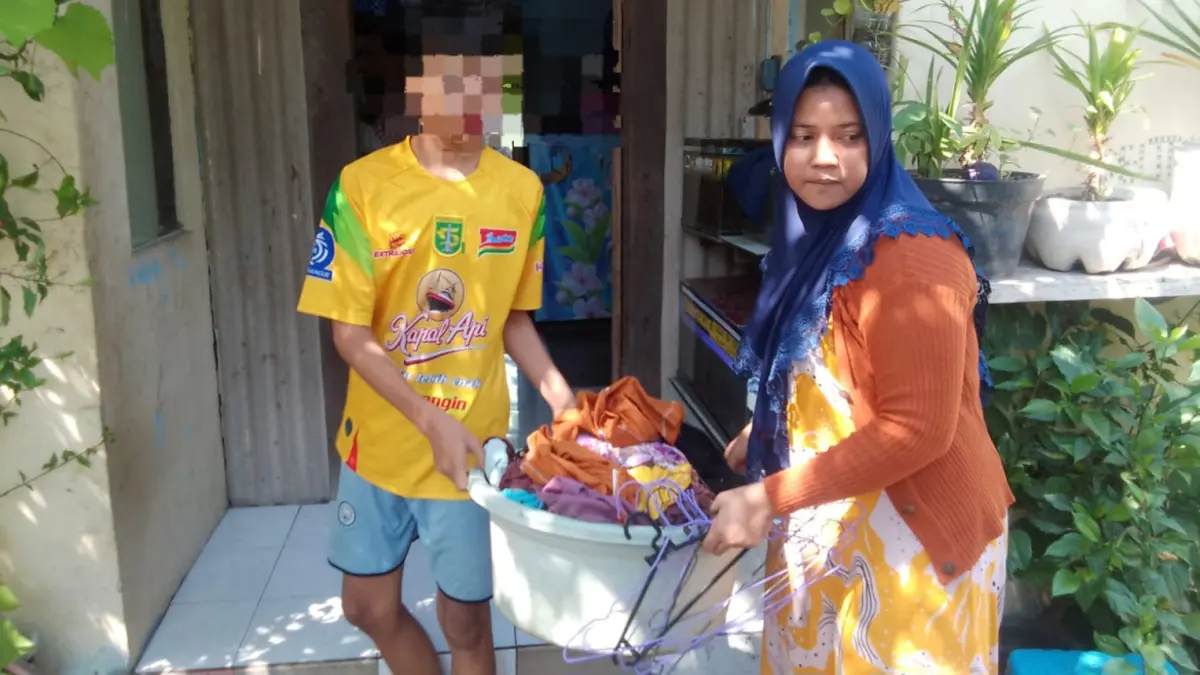 BUTUH PERHATIAN: Kondisi keluarga Dewi Umiya Wati di Desa Tropodo, Kecamatan Waru, Sidoarjo. (DIKY SANSIRI/RADAR SIDOARJO)
