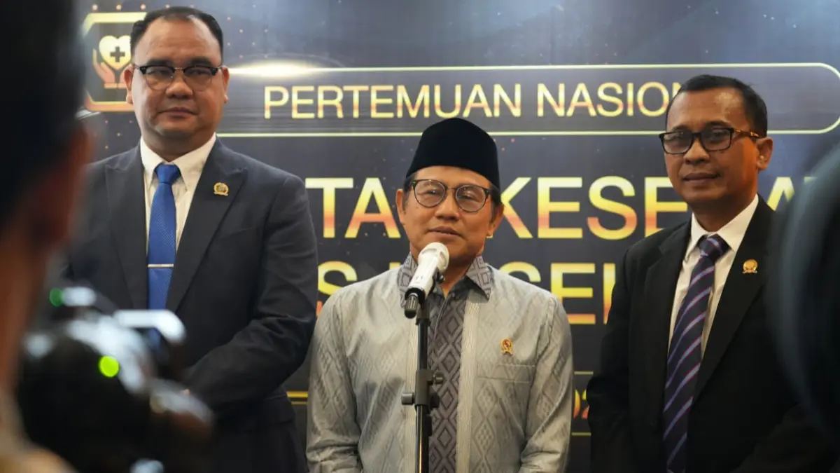 Menteri Koordinator Bidang Pembangunan Manusia Republik Indonesia, Abdul Muhaimin Iskandar (tengah).