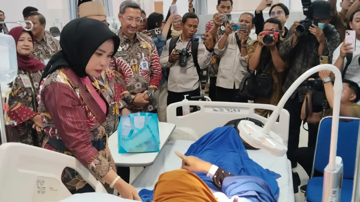 MERESMIKAN: Wakil Bupati Sidoarjo Mimik Idayana saat mengecek kondisi pasien di Instalasi Dialisis RSUD Sidoarjo Barat (Sibar), Selasa (15/9). (DIKY SANSIRI/RADAR SIDOARJO)