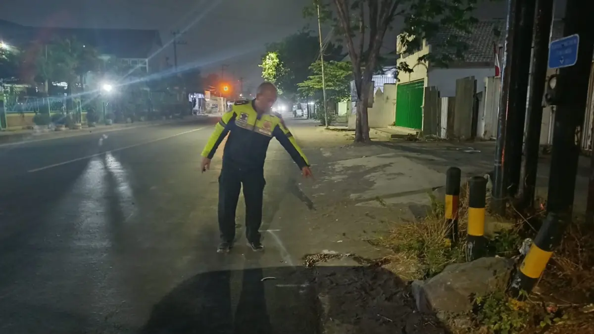 PENYELIDIKAN: Petugas melakukan olah TKP kejadian tabrak lari dengan korban pemotor perempuan di depan SMAN 1 Krian, Sidoarjo. (IST/RADAR SIDOARJO)