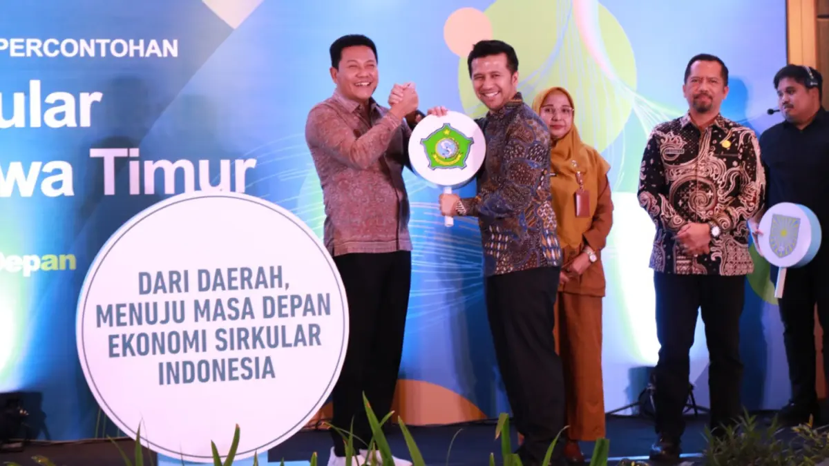 PERCONTOHAN: Bupati Sidoarjo Subandi (kiri) saat menerima simbolis percontohan ekonomi sirkular di Jawa Timur oleh Wakil Gubernur Jawa Timur Emil Elestianto Dardak.
