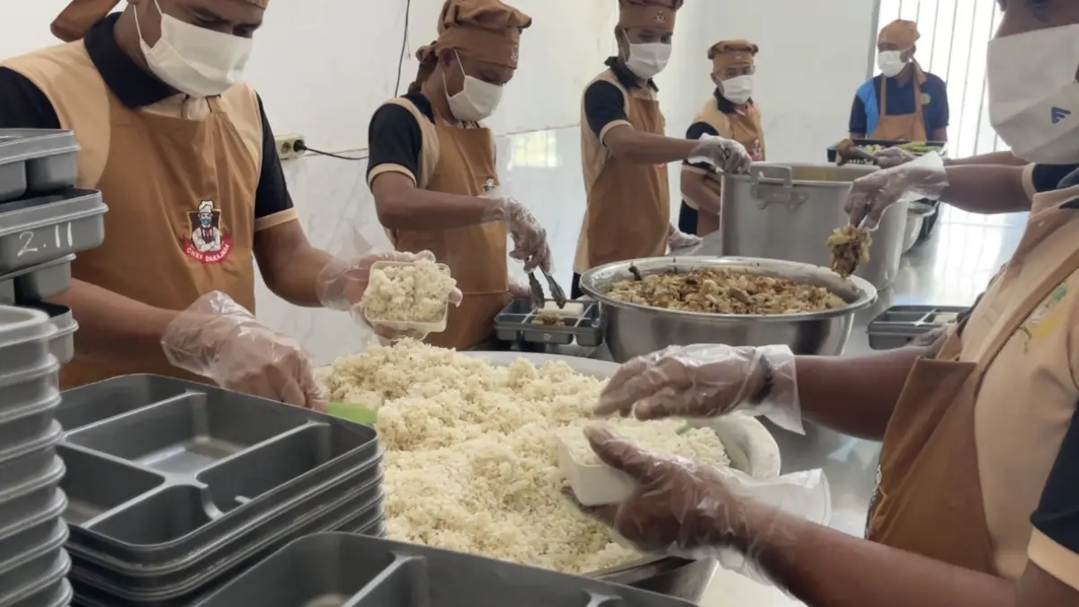 SANGAT LAYAK: Narapidana mengolah Cadong di Lapas Kelas I Surabaya untuk makan pagi, siang dan sore.