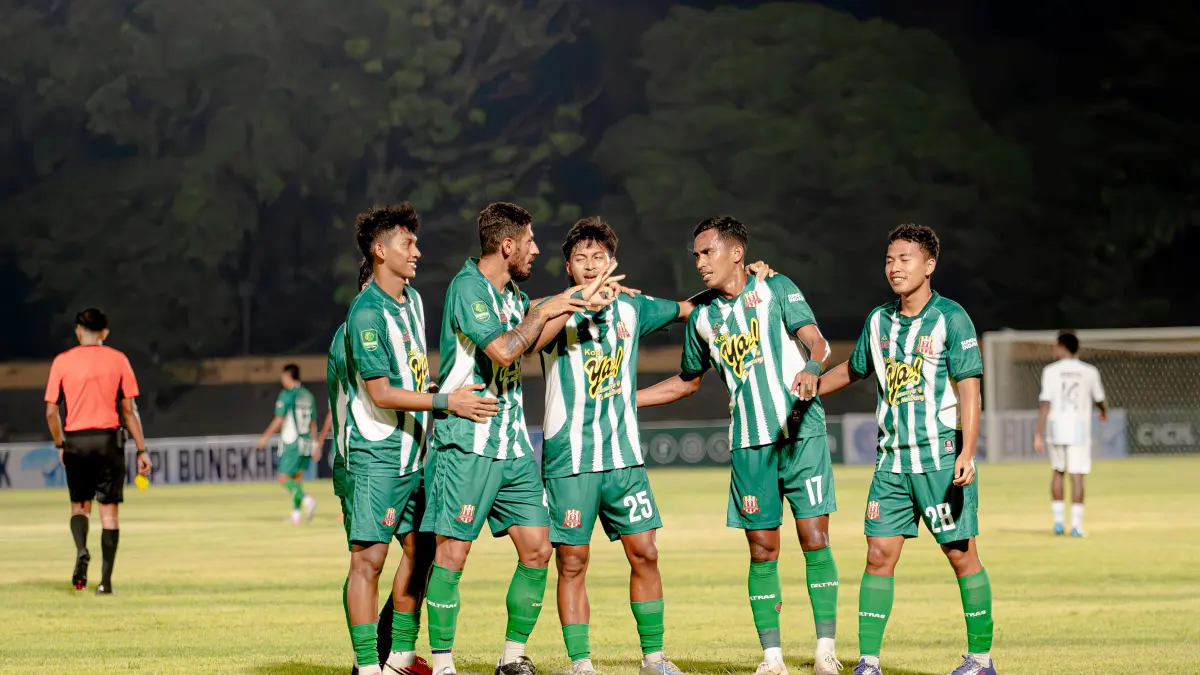 SEMANGAT: Pemain Deltras FC Sidoarjo saat melawan PSBS Biak.(OFFICIAL DELTRAS FC/RADAR SIDOARJO)