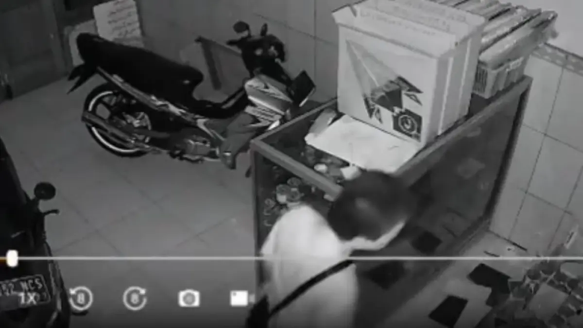 TEPERGOK: Tangkapan layar rekaman CCTV saat terduga pelaku melancarkan aksinya.
