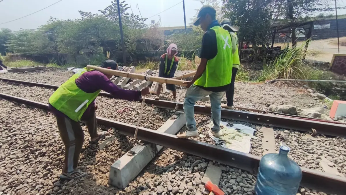 KERJA KERAS: Pekerja menyelesaikan penggantian bantalan beton di jalur kereta api di Porong, Sidoarjo.