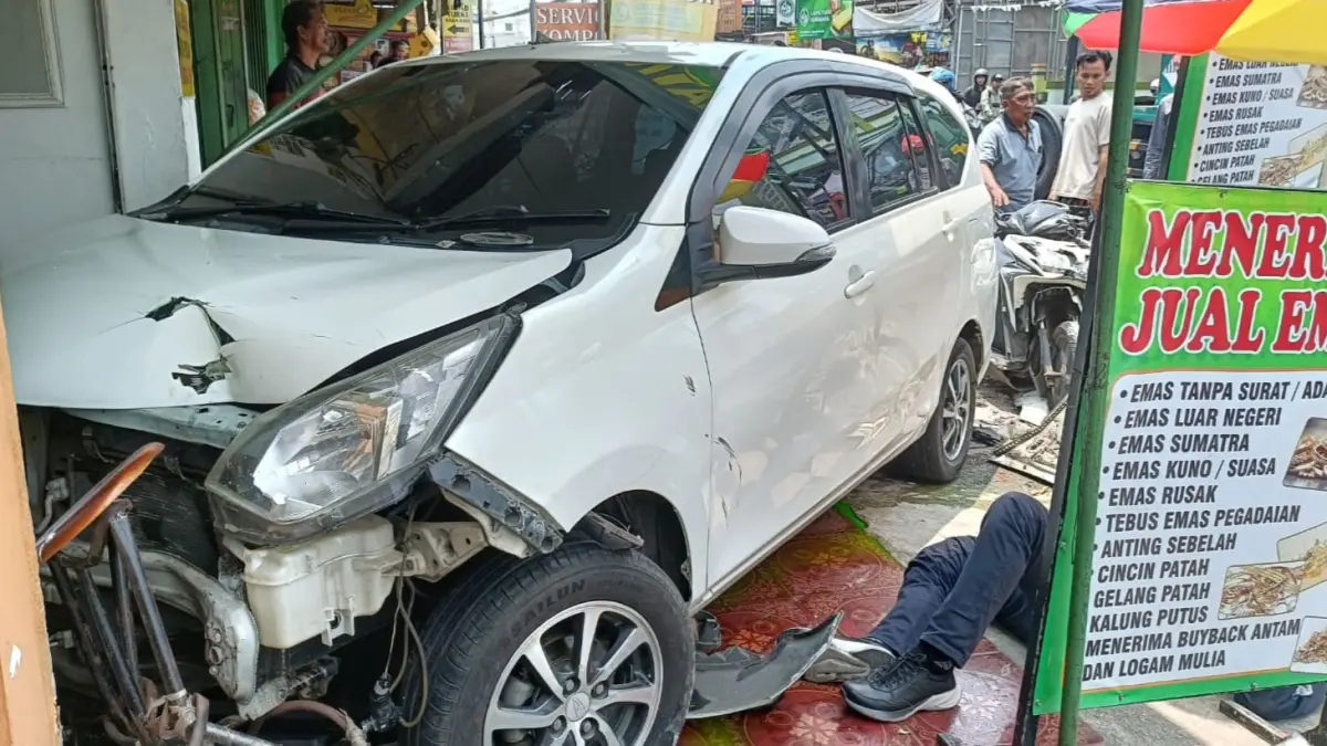 RINGSEK: Mobil belok mendadak dan menabrak dua motor serta toko emas di Sukodono.