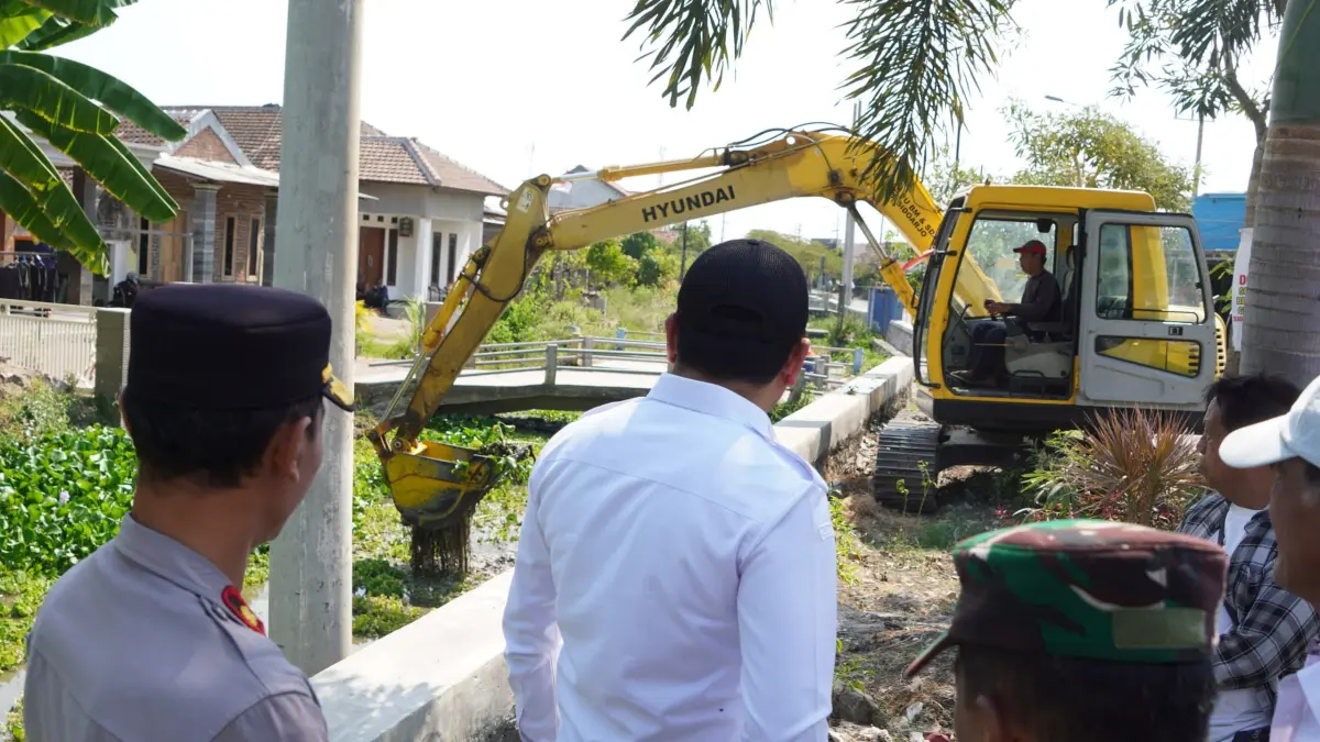 SOLUSI: Bupati Sidoarjo Subandi saat mengecek normalisasi sungai di Tanggulangin.
