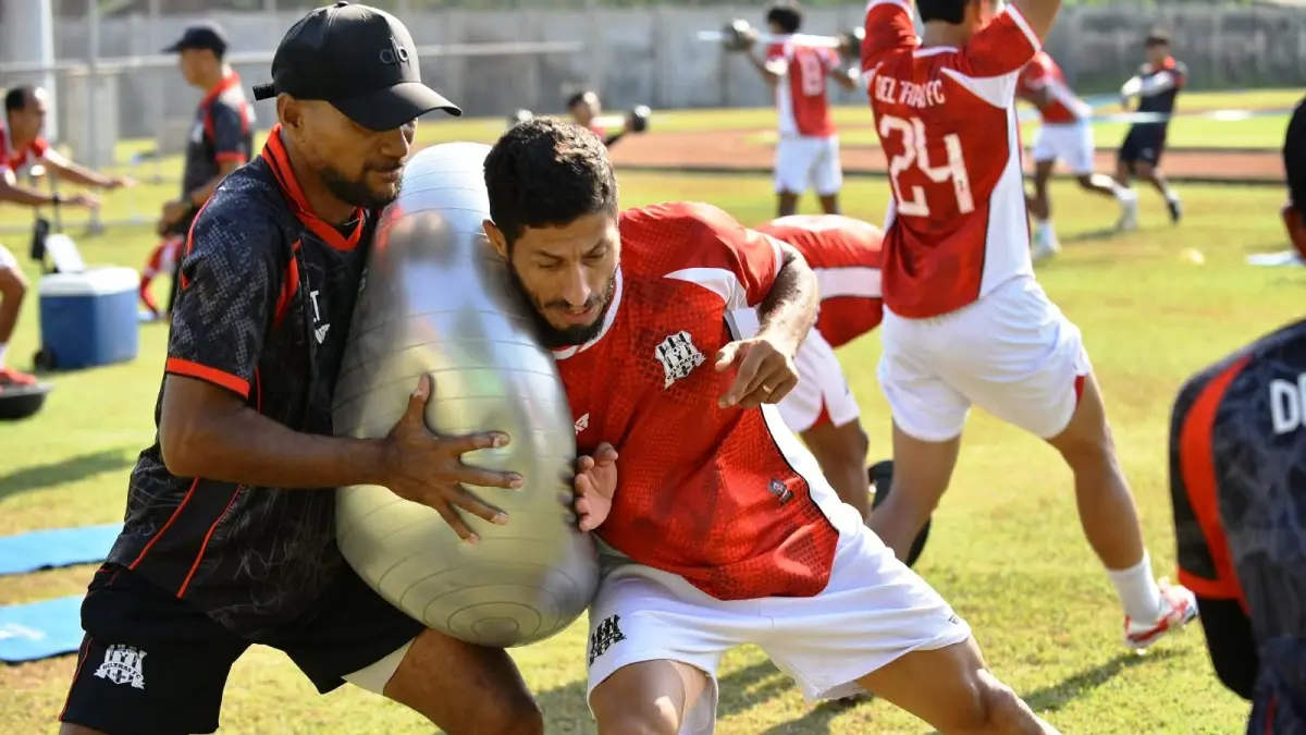 FISIK: Pemain Deltras Sidoarjo saat menjalani latihan rutin. (Foto Deltras Sidoarjo)