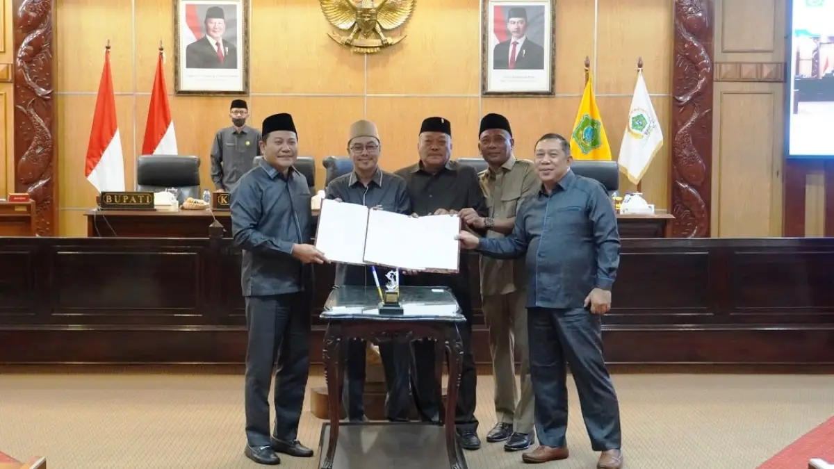 KOMPAK: Bupati Subandi bersama Ketua dan Wakil Ketua DPRD Sidoarjo.