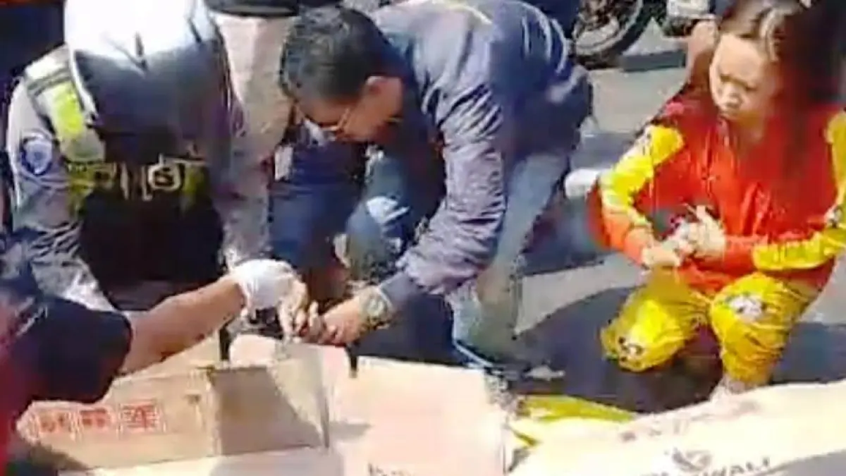 MENINGGAL: Korban dievakuasi usai terlibat kecelakaan.