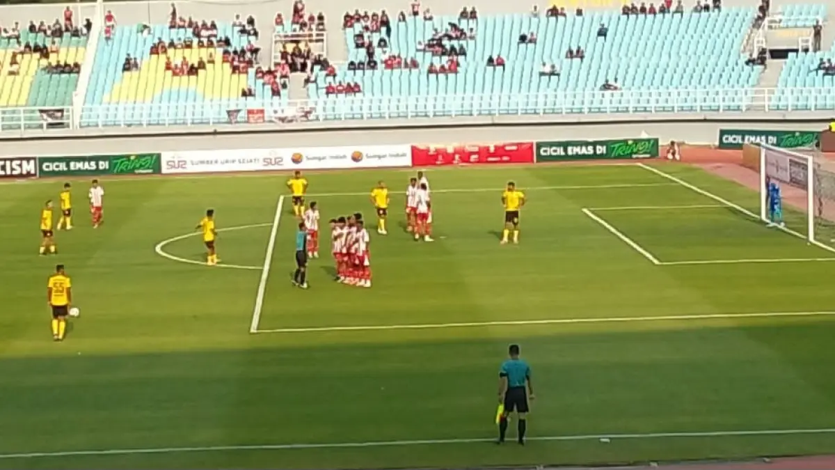 MENANG: Pertandingan Deltras FC Sidoarjo. (DIKY SANSIRI/RADAR SIDOARJO)