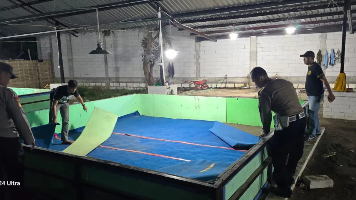 MERESAHKAN: Polisi mengamankan sarana yang diduga untuk arena sabung ayam.