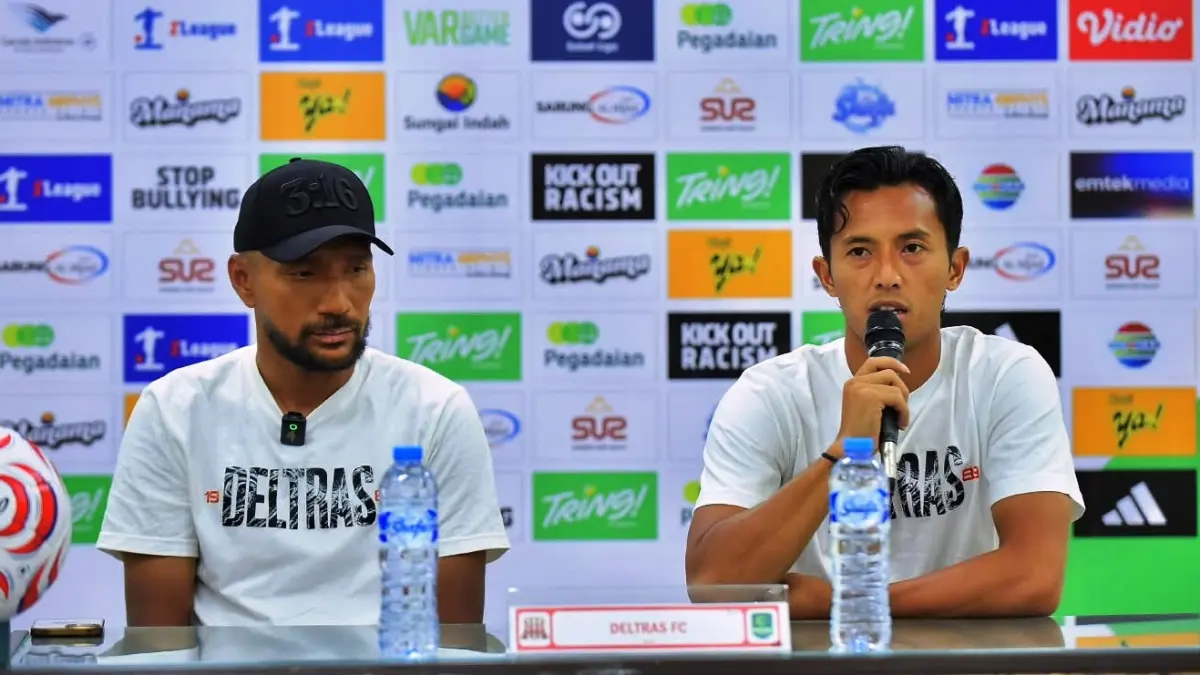 PERCAYA DIRI: Pelatih Deltras FC Leonard Tupamahu (kiri) saat jumpa pers. (Foto Deltras Sidoarjo)