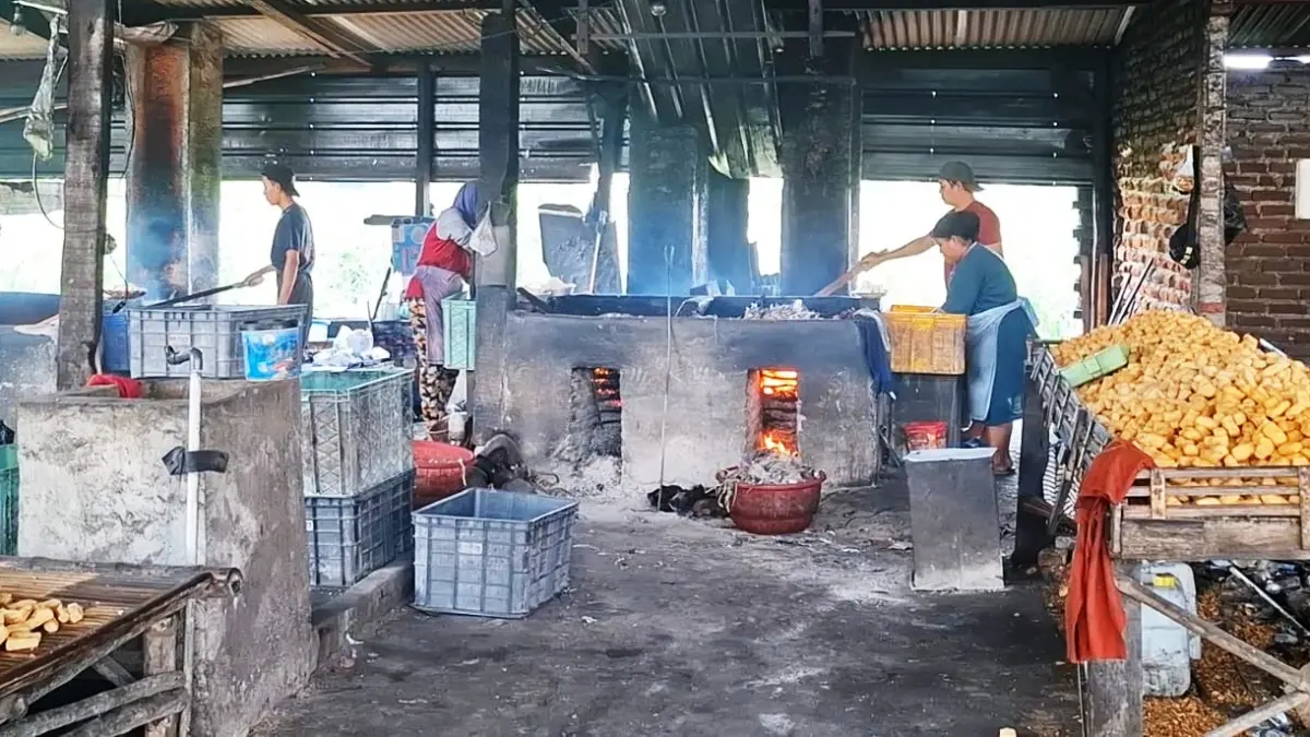 POLUSI: Pengusaha tahu di Tropodo Krian sempat viral karena menggunakan bahan bakar plastik.