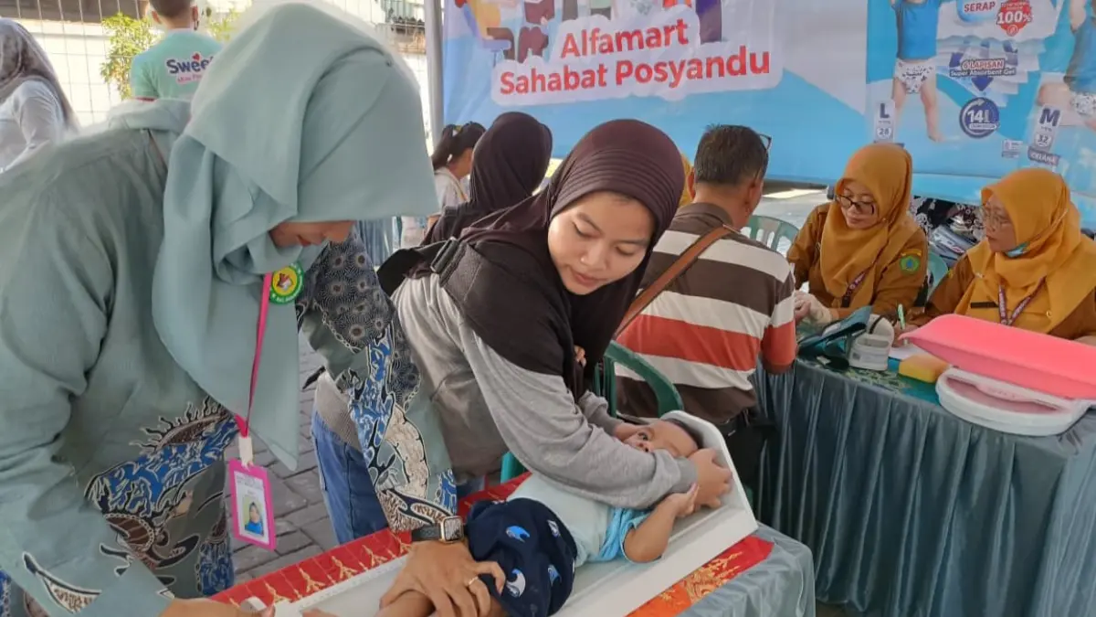 BERMANFAAT: Alfamart bersama Sweety menggelar program Alfamart Sahabat Posyandu di Sidoarjo.