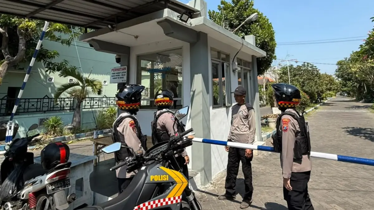ANTISIPASI: Personel Polwan Polresta Sidoarjo saat berpatroli di sejumlah sekolah dan kawasan permukiman.