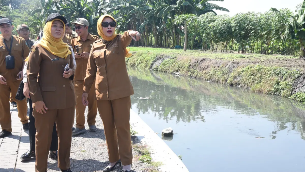 ANTISIPASI: Wakil Bupati Sidoarjo Mimik Idayana saat mengecek normalisasi sungai di Tanggulangin dan Candi.