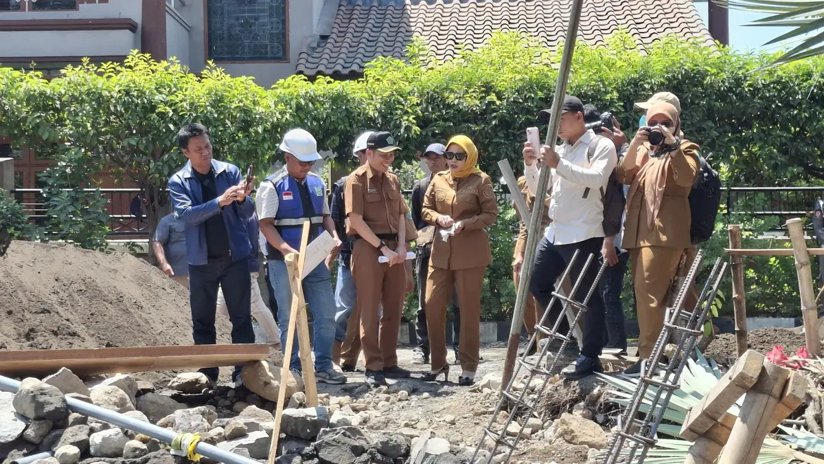 BERJALAN: Proyek rumah pompa Lippo Plaza Sidoarjo disidak Wakil Bupati Sidoarjo, Senin (21/9). (DIKY SANSIRI/RADAR SIDOARJO)