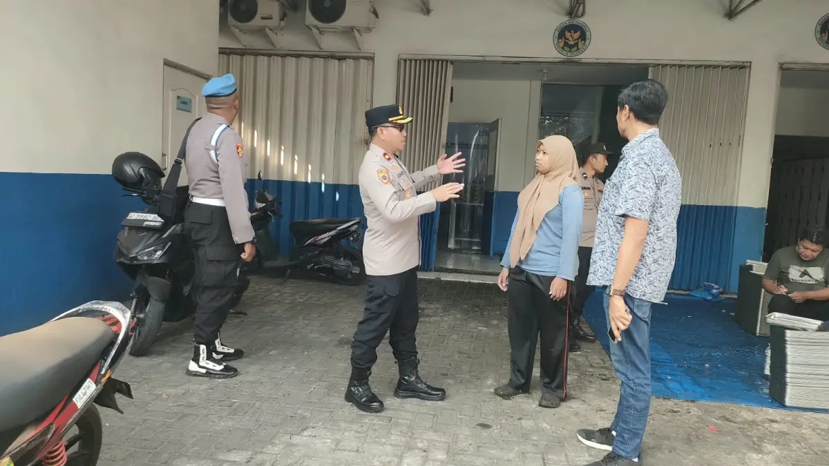 APES: Polisi melakukan pengecekan di SPPG Bakalan Wringinpitu, Kecamatan Balongbendo.