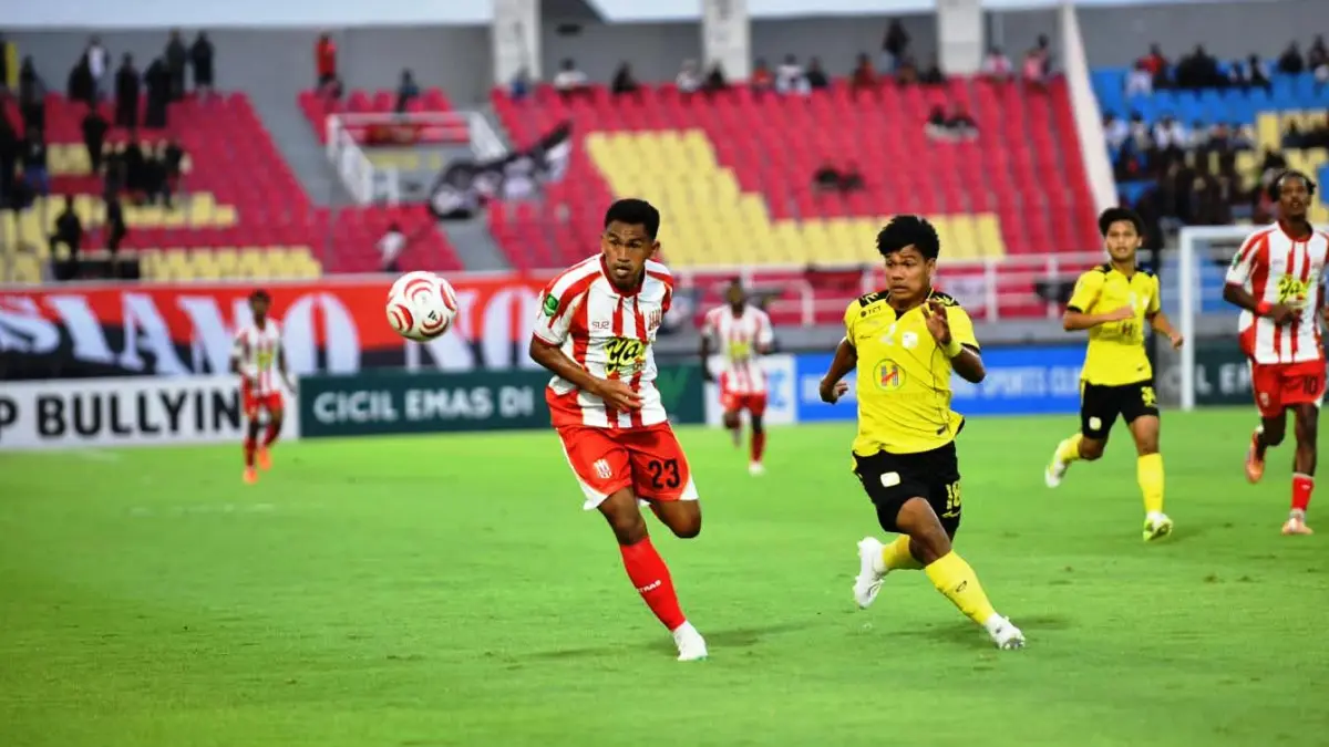 MENANG: Deltras Sidoarjo saat bertanding melawan Barito Putera (kuning). (Foto Deltras Sidoarjo)