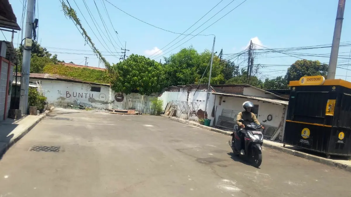 DIKERJAKAN: Kondisi frontage road di kawasan Buduran yang masih buntu. (DIKY SANSIRI/RADAR SIDOARJO)