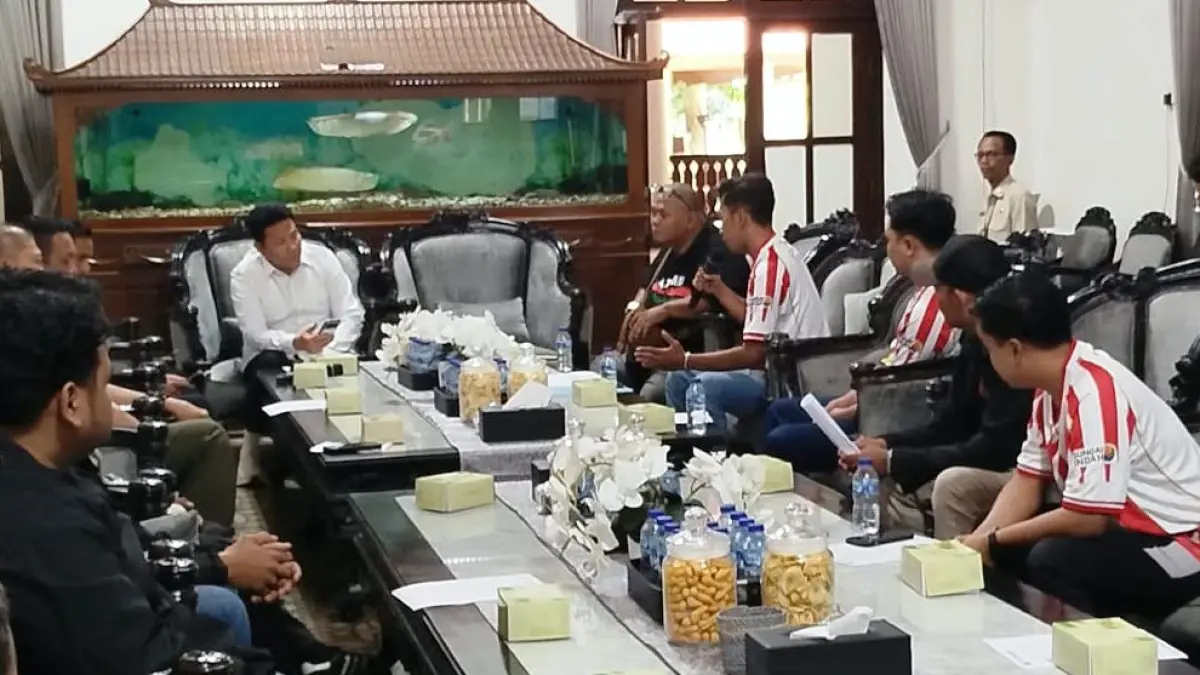 MENDUKUNG: Foto bersama Deltamania dengan Bupati Sidoarjo Subandi usai audiensi.