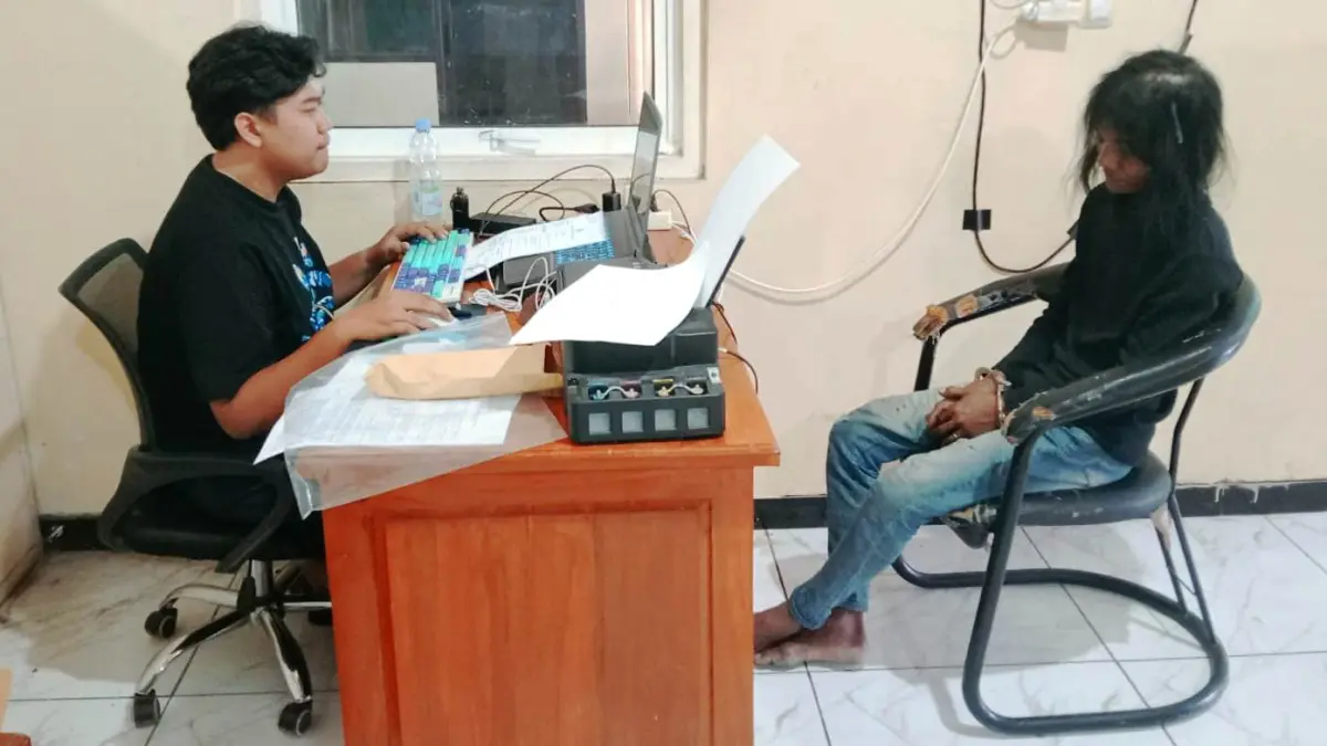 PEMAKAI: Terduga pelaku (kanan) diamankan polisi.