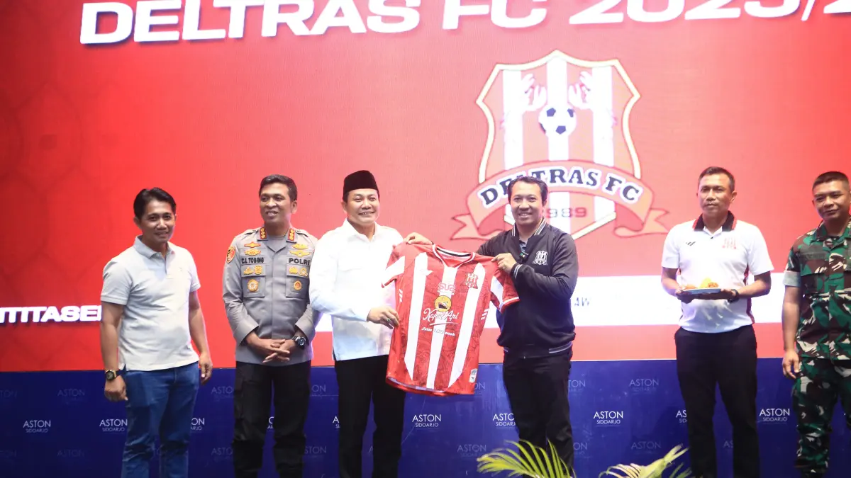 NOSTALGIA: Pertemuan manejemen Deltras FC bersama Bupati Sidoarjo Subandi kala itu. (foto DELTRAS FC)