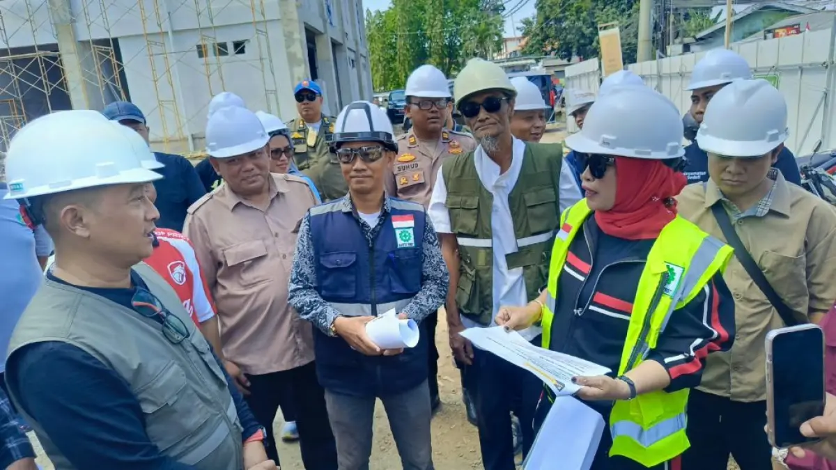 PUAS: Wakil Bupati Sidoarjo Mimik Idayana melakukan inspeksi mendadak (sidak) pembangunan RSUD Sedati, Jumat (25/9).