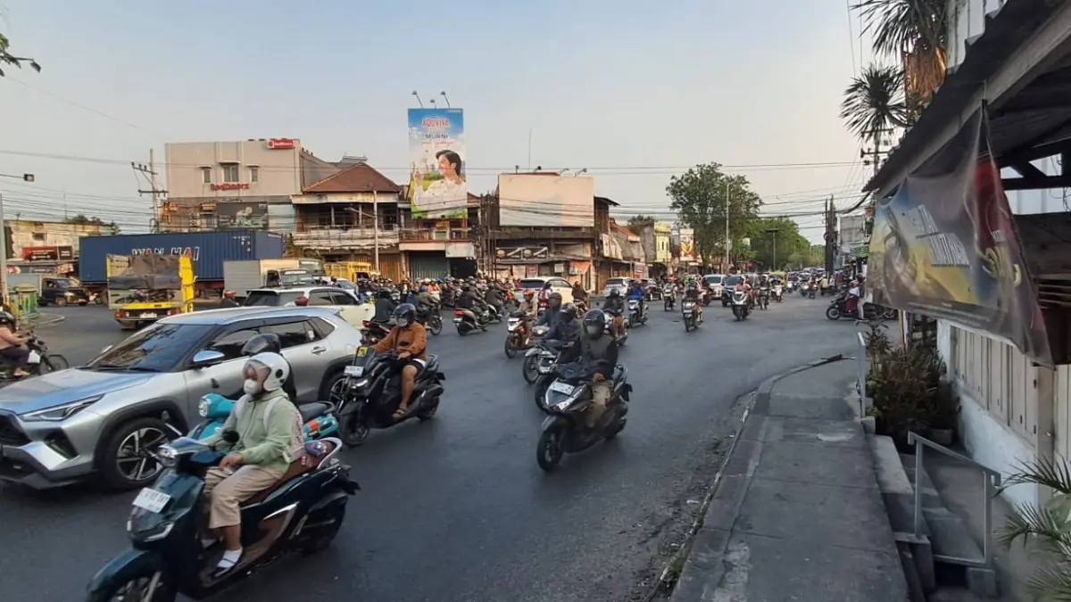 SERING MACET: Kepadatan kendaraan yang melintas di perempatan Gedangan menjadi pemandangan yang rutin setiap harinya. (DIKY SANSIRI/RADAR SIDOARJO)