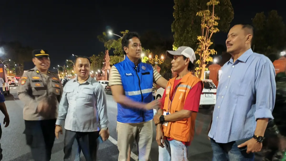 BOCOR: Dishub Kabupaten Sidoarjo dan anggota Komisi B DPRD Sidoarjo sidak lokasi parkir, Sabtu (26/9) malam. (DIKY SANSIRI)