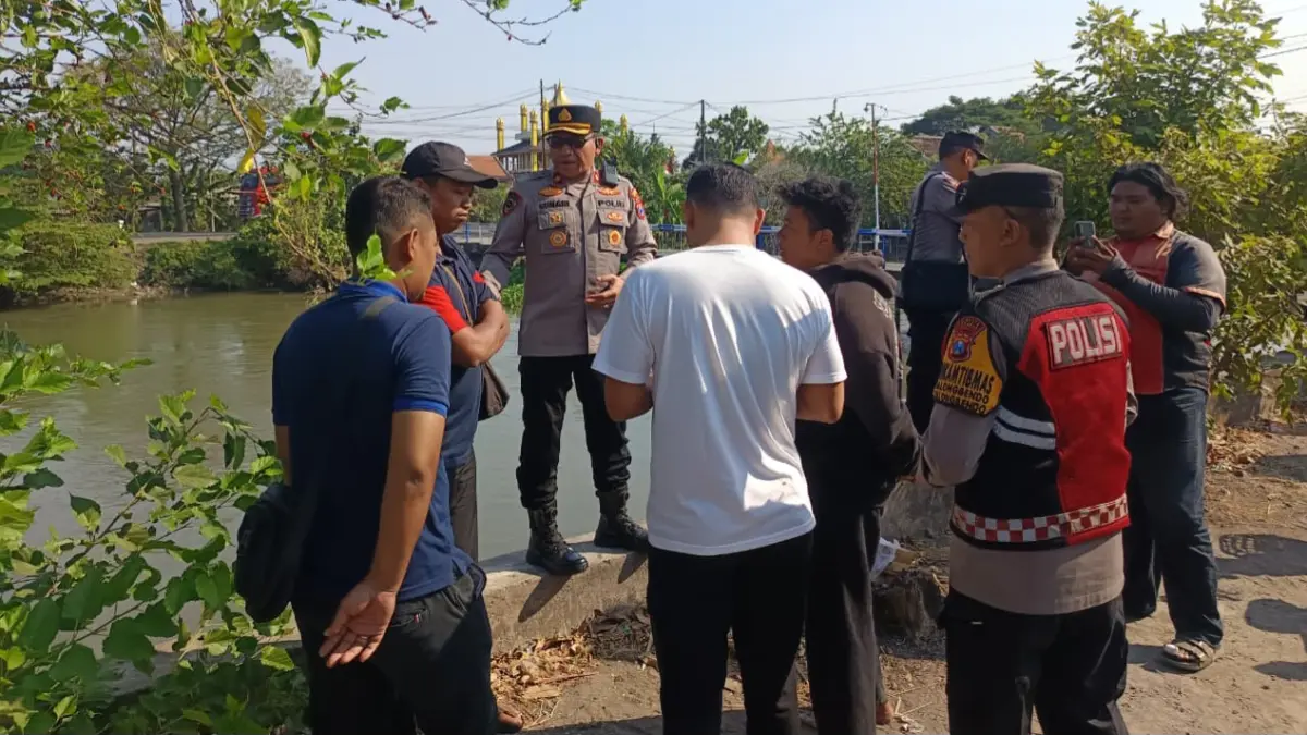 NASIB TRAGIS: Personel Polsek Balongbendo saat berkoordinasi untuk evakuasi korban.