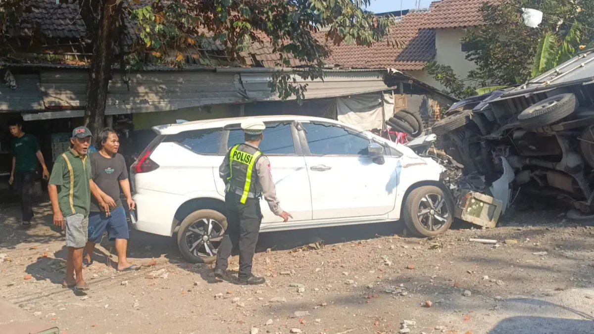 RUSAK: Petugas mengevakuasi mobil pikap yang terlibat kecelakaan di Tarik, Sidoarjo.