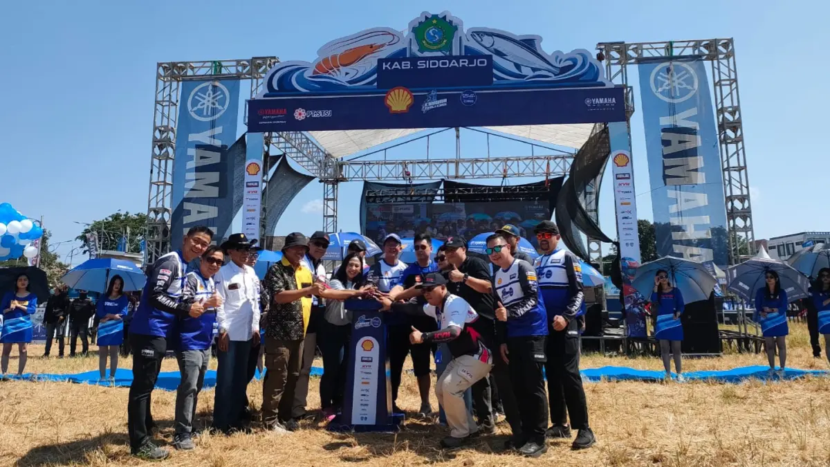 KOLABORASI: Perwakilan PT YIMM dan dan Yamaha STSJ serta perwakilan sponsor saat membuka acara Shell bLU cRU Yamaha Enduro Challenge 2026.(IST/RADAR SURABAYA)