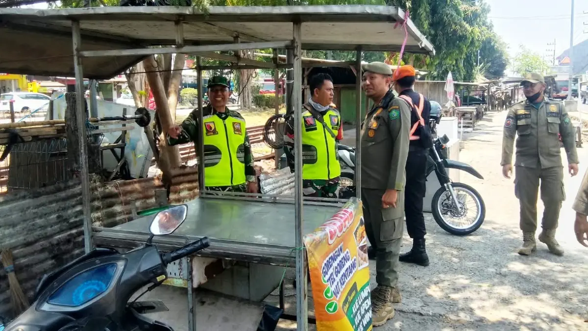 IMBUAN: Bangunan liar di sekitar frontage road ditertibkan Satpol PP bersama petugas gabungan. (DIKY SANSIRI/RADAR SIDOARJO)