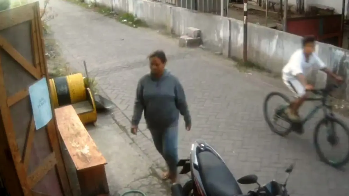 DIBEKUK: Salah satu terduga pelaku terekam CCTV.