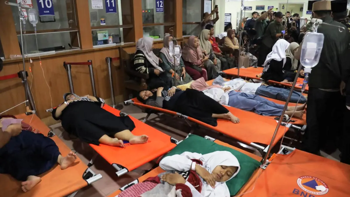 DITANGANI: Korban keracunan Makan Bergizi Gratis (MBG) saat dirawat di RSUD RT Notopuro beberapa waktu lalu.