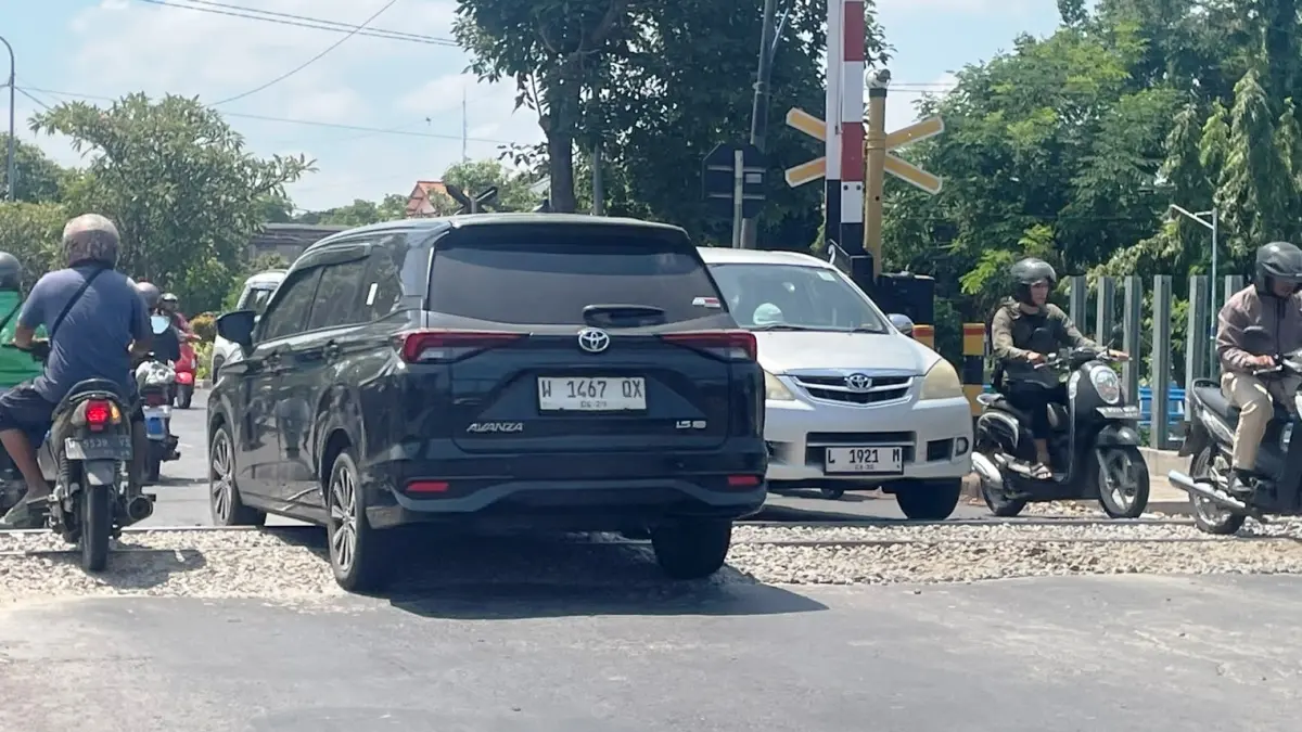 PELAN-PELAN: Perawatan prasarana jalur kereta api di wilayah Pagerwojo.