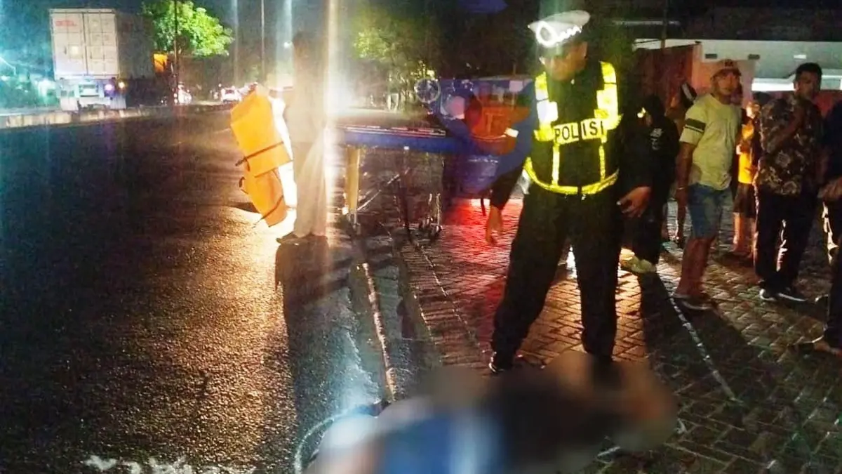 TRAGIS: Polisi meninjau kondisi TKK kecelakaan di Flyover Trosobo Sidoarjo.