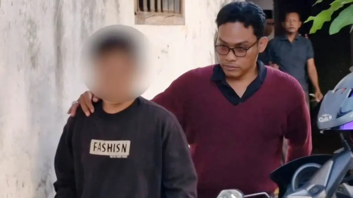 BEJAT: Terduga pelaku pencabulan (kiri) diamankan polisi.