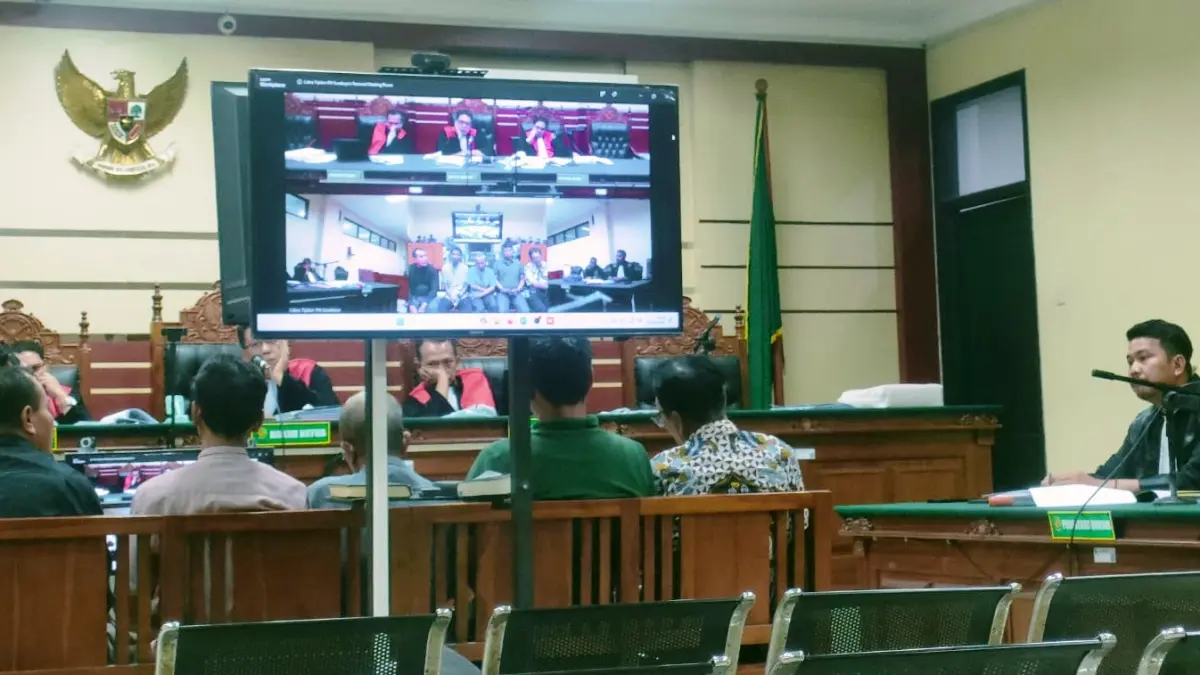 BERLANJUT: Sidang perkara dugaan pungli yang menjerat Kades nonaktif Mulyodadi, Kecamatan Wonoayu.