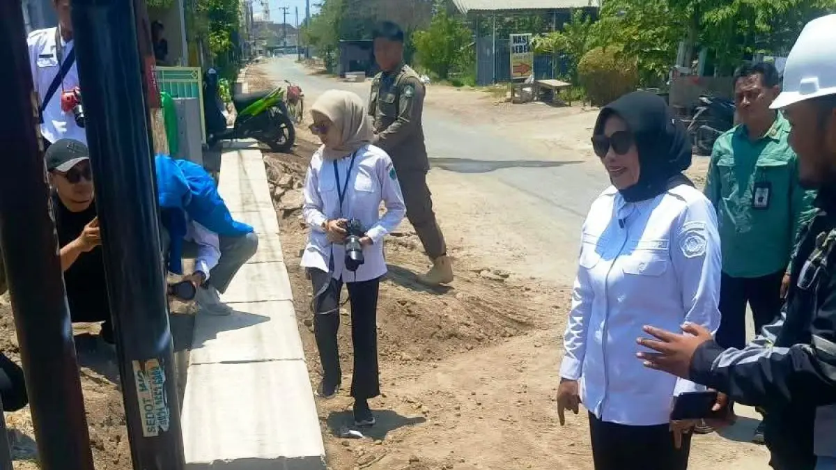 EVALUASI: Wabup Sidoarjo Mimik Idayana saat sidak proyek betonisasi Kedungbanteng, Tanggulangin, Rabu (30/9). (DIKY SANSIRI/RADAR SIDOARJO)