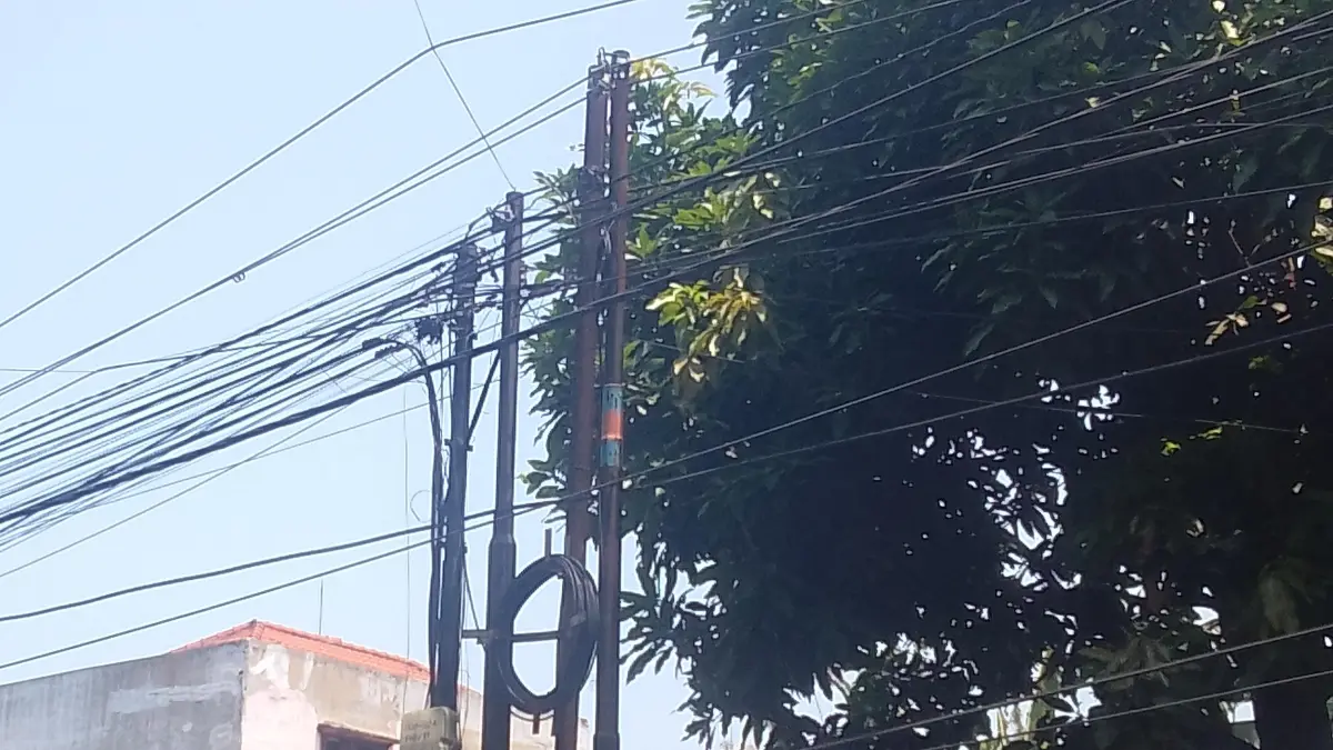 PENATAAN: Kabel provider di ruas jalan di Sidoarjo. (DIKY SANSIRI/RADAR SIDOARJO)