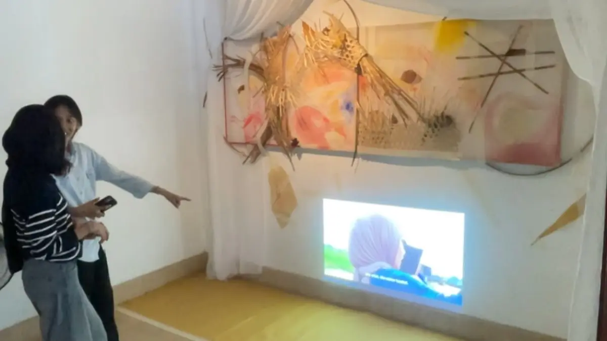 ELEGAN: Pengunjung mengamati karya lukisan di Rumah Budaya Malik Ibrahim, Sidoarjo.
