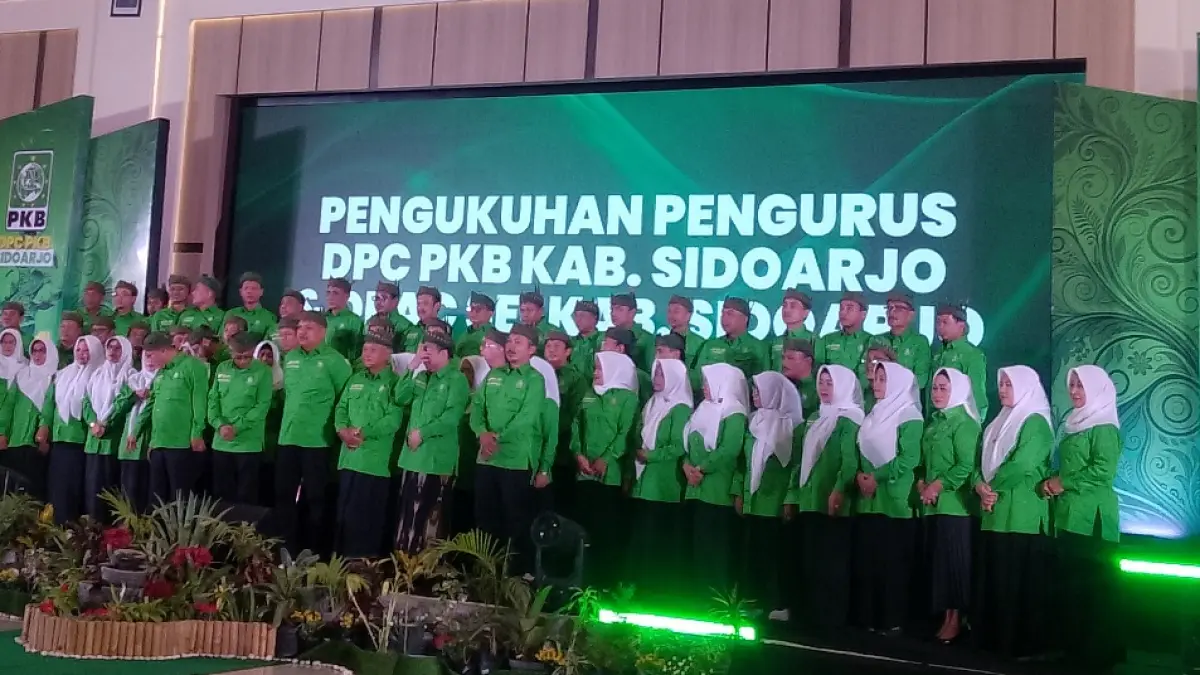 ENERGI BARU: Pengukuhan pengurus DPC dan DPAC PKB Sidoarjo di The Sun Hotel Sidoarjo, Minggu (4/10) malam. (DIKY SANSIRI/RADAR SIDOARJO)