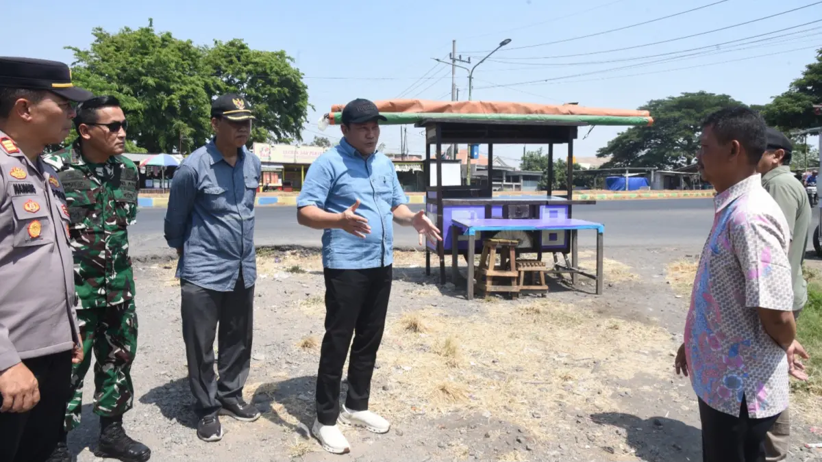 GERAK CEPAT: Bupati Sidoarjo Subandi menanggapi keluhan warga Jabon.