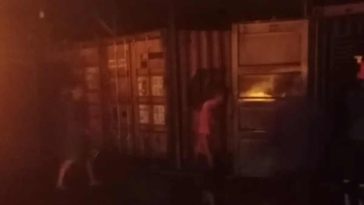 MEMBARA: Petugas pemadam berusaha memadamkan api di Buduran, Sidoarjo.