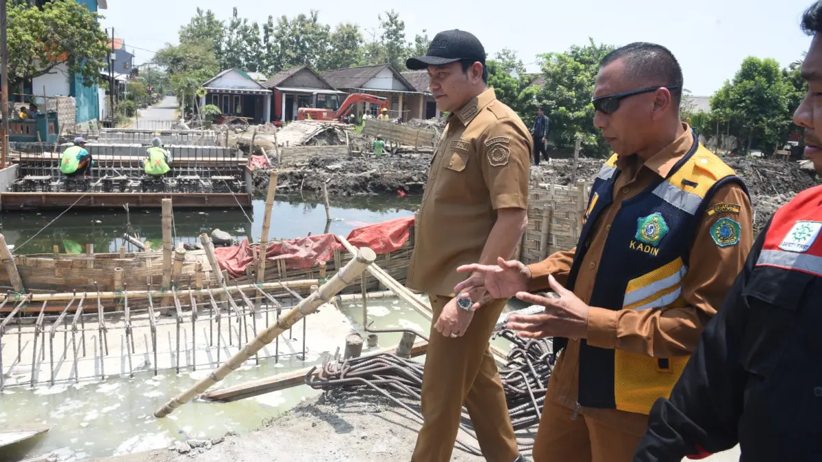 KURANG CEPAT: Progres pembangunan Jembatan Candinegoro, Kecamatan Wonoayu, Sidoarjo masih mengalami deviasi 9 persen. (DIKY SANSIRI/RADAR SIDOARJO)