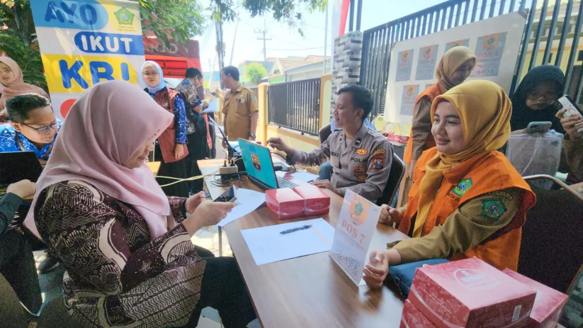 BERMANFAAT: Warga memanfaatkan layanan Pos Kamling Goes to RT di Desa Punggul, Gedangan, Sidoarjo.