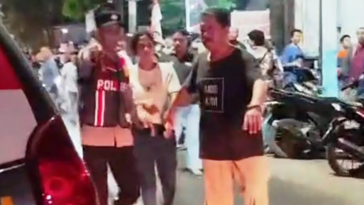 DIBEKUK: Terduga pelaku curanmor (tengah) diamankan warga.